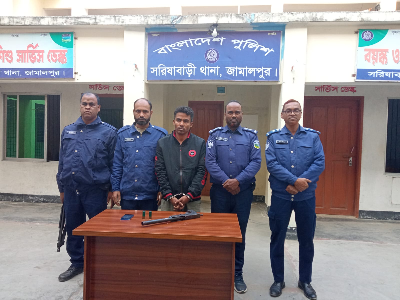 সরিষাবাড়ীতে সেনাবাহিনীর অভিযানে শর্টগান ও গুলিসহ যুবক আটক