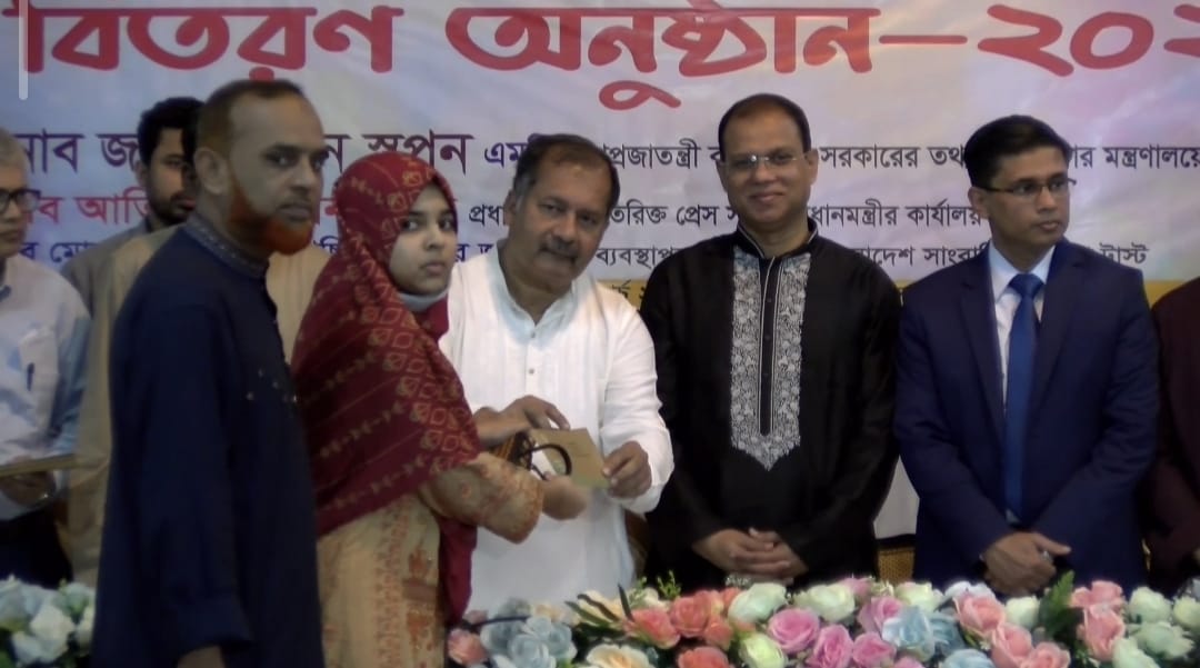 বগুড়ায় সাংবাদিকদের আর্থিক সহায়তা ও শিক্ষা বৃদ্ধি প্রদান